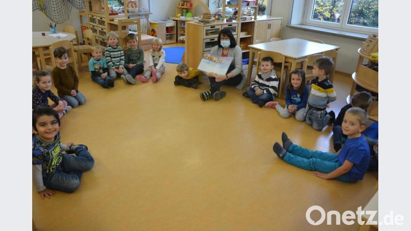 Im Kreis der Kinder ihrer „Löwengruppe“ mit Mädchen und Buben im Alter zwischen drei und sechs Jahren fühlt sich Klara Bäcker am wohlsten. Daran hat auch die Corona-Pandemie nichts geändert, wegen der das Personal mit Mund-Nase-Schutz arbeiten muss. Bild: jr