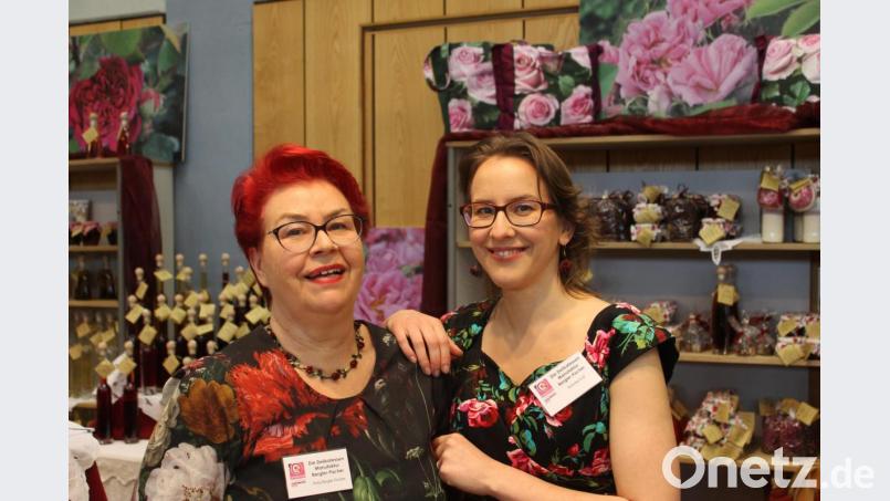 Petra Bergler-Fischer und ihre Tochter Veronika Graf leiten die Delikatessen-Manufaktur in Schwarzenfeld : "Durch die Corona-Pandemie wurden in diesem Jahr sämtliche Messen und Märkte abgesagt, wodurch wir extreme finanzielle Einbußen hatten." Bild: Fischer/exb