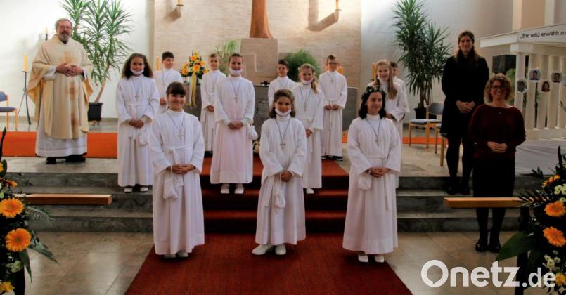 Auf dem Foto sind neben den Kommunionkindern, Pfarrer Markus Ertl (links oben), die Klassenleiterin Monika Bock (rechts oben)und Religionslehrerin Christina Ziegler (rechts unten) zu sehen. Bild: Hans-Erich Jenke/exb