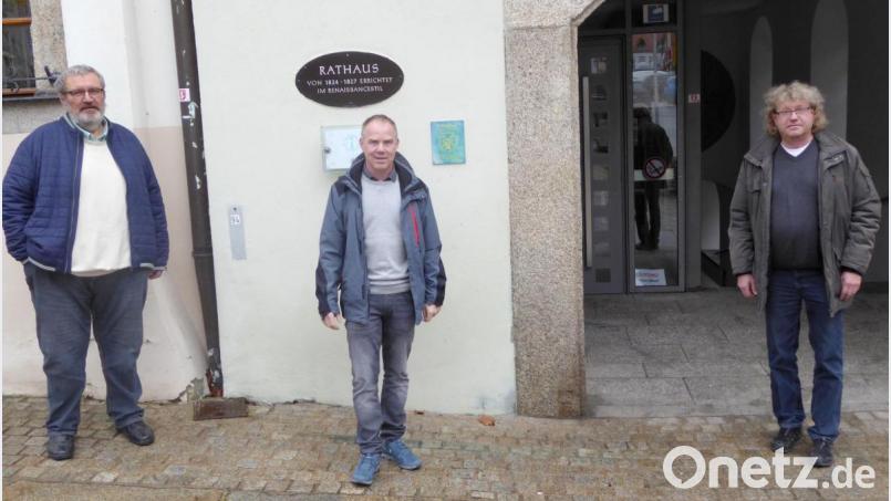 Alle drei Fraktionsvorsitzenden des Stadtrats Neustadt/WN Gerhard Steiner, Rainer Hetz und Thomas Hauer (von links) bekunden ihre Solidarität mit Bürgermeister Sebastian Dippold, der sogar Morddrohungen ausgesetzt ist, Bild: fsb