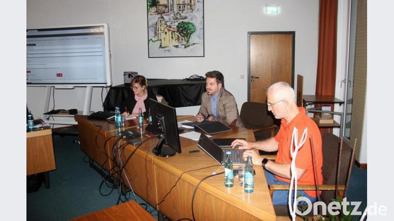 In Vertretung des erkrankten Bürgermeisters Toni Dutz leitete Zweiter Bürgermeister Michael Dutz (Mitte) die Gemeinderatssitzung. Unterstützt wurde er von Carolin Holub (links) und Geschäftsleiter Thomas Weiß (rechts). Bild: wro