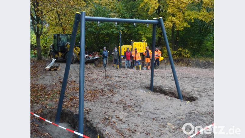 SV-Montagsteam war angetreten, um Bauhofmitarbeiter Josef Reindl (Zweiter von rechts) bei den Erd- und Betonarbeiten zu unterstützen. Bild: ak