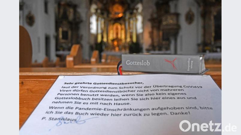 Auch an die Hygiene bei der Benutzung der Gesangbücher ist in der Klosterkirche St. Felix gedacht. Bild: Gabi Schönberger