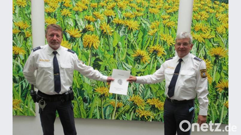 Aushändigung der Urkunde an den Jubilar. Bild: Polizeiinspektion Tirschenreuth/exb