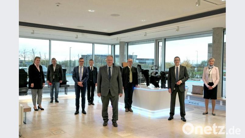 Bei der offiziellen Eröffnungsfeier des Grammer-Campus waren unter anderem Grammer-Vorstandsvorsitzender Thorsten Seehars, Ursensollens Alt-Bürgermeister Franz Mädler und Landrat Richard Reisinger (Zweiter bis Vierter von rechts) vertreten. Bild: Christopher Dotzler