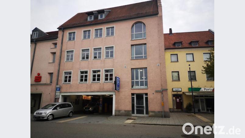 Die Büros der Lernenden Region Schwandorf und damit auch der Integrationslotsinnen befinden sich seit gut zwei Monaten über der Einfahrt zum Sparkassen-Parkhaus an der Bahnhofstraße in Schwandorf. Bild: Thomas Dobler