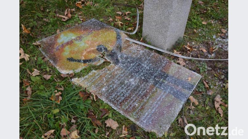 Drei Glastafeln hatten Unbekannte zwischen Anfang und Mitte Oktober am Waldbesinnungsweg in Konnersreuth zerstört. Inzwischen hat die Marktgemeinde eine Belohnung für entscheidende Hinweise ausgesetzt. Bild: jr