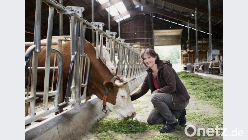 Christina Kunz auf ihrem Hof bei Waldsassen. Bild: Daniel Delang/Ökomodellregion Stiftland