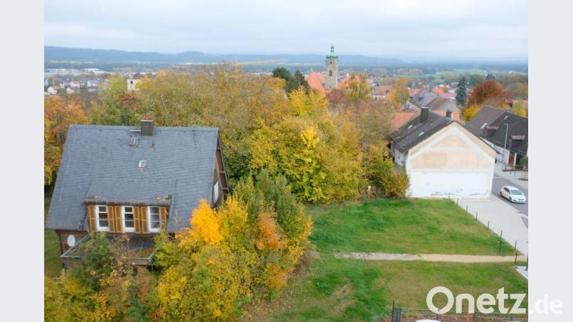 Ein neues Stadtquartier zwischen der Klarnervilla (links) bis hin zur Bergkirche (im Hintergrund) soll Eschenbachs urbanes Leben stärken. Alle Grundstücke in diesem Bereich befinden sich nun im Stadtbesitz Bild: do