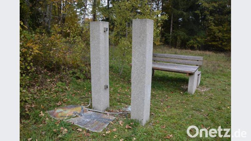 Drei Glastafeln an verschiedenen Stationen hatten Unbekannte zwischen Anfang und Mitte Oktober am Waldbesinnungsweg in Konnersreuth zerstört. Inzwischen hat die Marktgemeinde eine Belohnung für entscheidende Hinweise ausgesetzt. Bild: jr