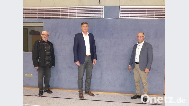 Thomas Reitmeier (Mitte) übergibt als Wahlleiter den Vorsitz des Fördervereins der Wirtschaftsschule mit seinen 147 Mitgliedern von Walter Schnoy (links) an Albert Nickl,. Bild: rn