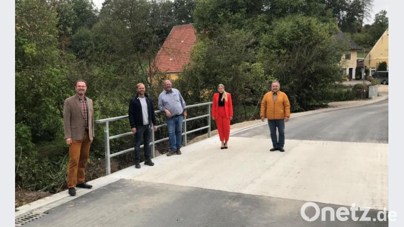 Die Mitglieder des CSU Ortsverbandes Hohenburg waren zu eine Baustellenrundfahrt durch die Gemeinde unterwegs - man monierte aber auch die Ausgleichszahlungen der Anliegergemeinden rund um die beiden Truppenübungsplätze Hohenfels und Grafenwöhr, die man nicht mit Förderprogrammen abspeisen kann. Bild: bö