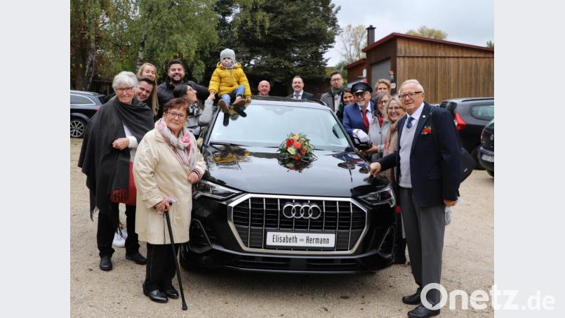 Das Jubelpaar Elisabeth und Hermann Kißeler (vorne) im Kreise der Familie. Bild: Gerhard Kißeler/exb