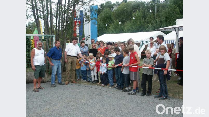 Reinhold Wegmann, IGK-Sprecher Robert Meier und der damalige Bürgermeister Hans-Gerd Reindl (von links) bei der Spielplatzeinweihung 2003. Bild: ak