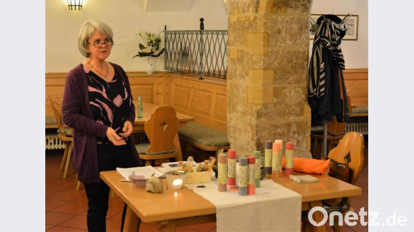 Die zertifizierte Wilkräuterführerin und Bauchautorin Adolfine Nitsche bei ihrem Vortrag, "Räucherpflanzen im Jahreskreis", im Schloss-Keller. Bild: fdl