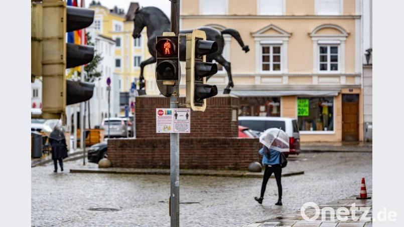 Eine Ampel in der Altstadt von Pfarrkirchen steht auf Rot. Archivbild: Armin Weigel/dpa