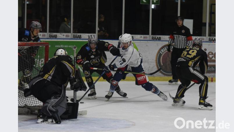 Die Blue Devils gewannen am Freitag das erste Vorbereitungsspiel gegen die Black Dragons Erfurt mit 9:0. Hier taucht Louis Latta (weißes Trikot) vor dem Kasten der Thüringer auf. Bild: gb