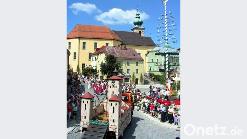Auch ein Festzug - wie hier im Jahr 2001 - war nächstes Jahr beim Heimatfest in Oberviechtach vorgesehen. Diesmal hatten die Organisatoren einen Kinderfestzug durch die Stadt geplant. Wegen der Pandemie wird die Festwoche nun um ein Jahr in den Juli 2022 verschoben. Archivbild: Gerhard Götz