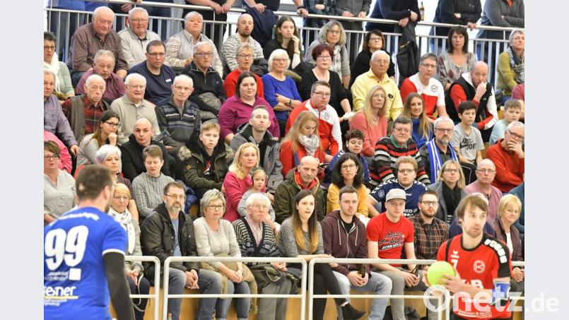 Wann ist eine volle Hütte mit Hunderten von Zuschauern wie hier in Auerbach wieder möglich? Momentan beim Handball und in allen anderen Sportarten nicht denkbar. Es ist auch völlig offen, ob und wie die Saison 2020/21 fortgesetzt werden kann. Archivbild: Hubert Ziegler