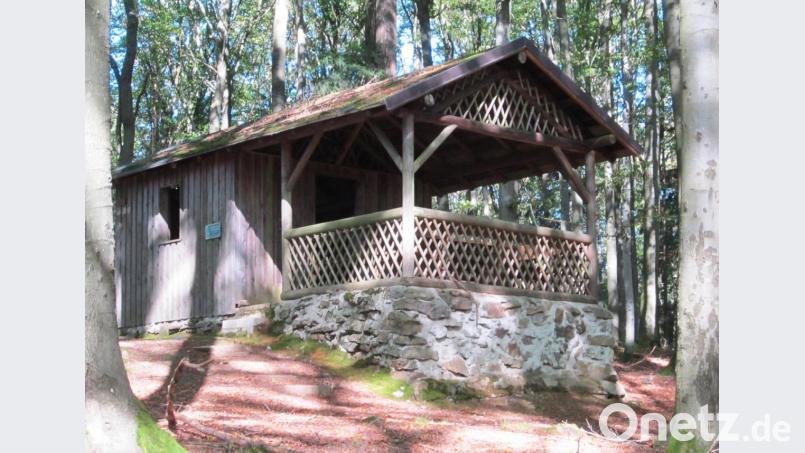 Die Blockhütte im Waldgebiet auf der Platte ist auch heute noch beliebtes Ausflugsziel der Vohenstraußer Wanderer. Bild: dob