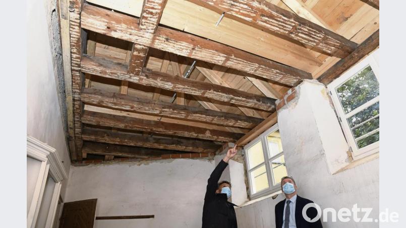 Aufwendig restauriert wird auch die historische Holzdecke der Kirche. Bild: Petra Hartl
