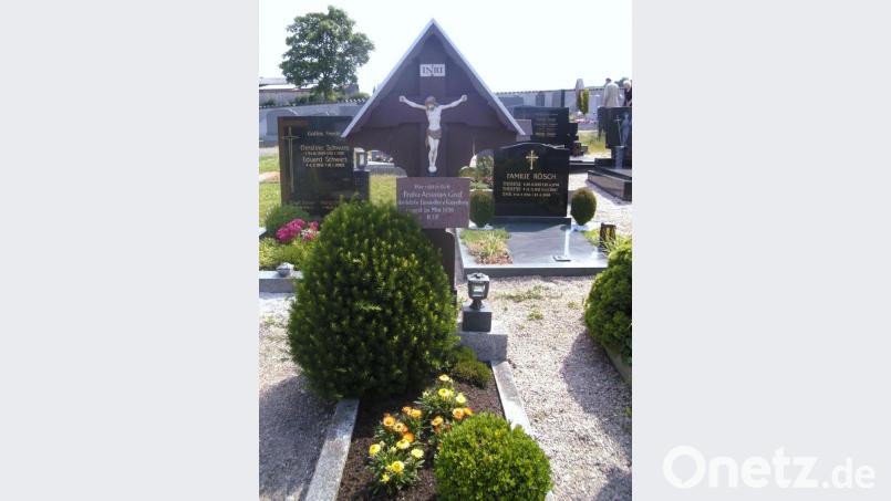Grab des Einsiedlers auf dem Luher Friedhof Bild: sef