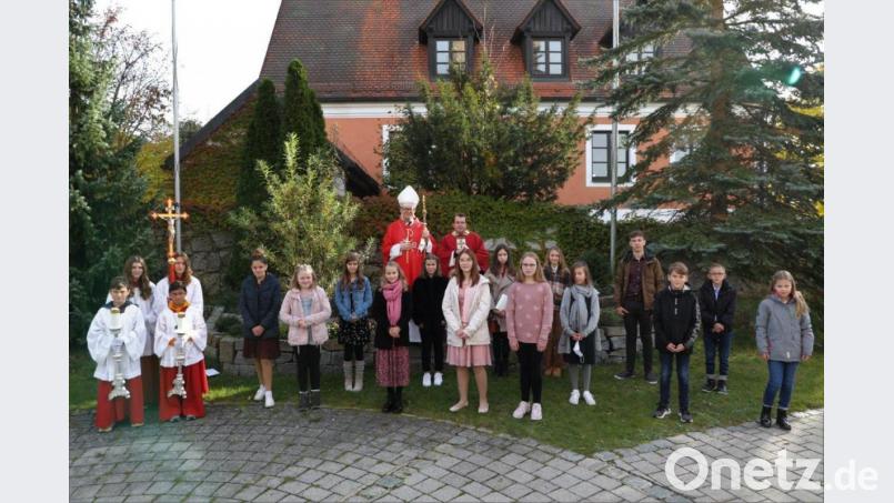 Die erste Gruppe der Firmlinge mit Weihbischof Josef Graf und Pfarrer Klaus Haußmann. Bild: Pfarrei St. Nikolaus Ammerthal/exb