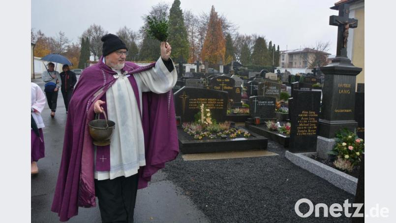 Bei strömenden Regen segnete am Sonntagvormittag Stadtpfarrer Anton Witt die Gräber. Kaplan Daniel Schmid war auf der hinteren Friedhofseite im Einsatz. Der traditionelle Gräbergang der Familien blieb jedem Einzelnen privat vorbehalten. Bild: jr