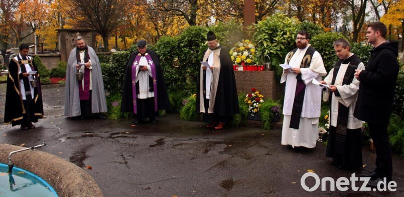 Erstmals segneten die Seelsorger der Weidener Pfarreien gemeinsam die Gräber (hier am Stadtfriedhof) an Allerheiligen. Sie beteten am Kreuz und zogen dann getrennt durch die Grabreihen. Von links: Pater Toni, Vikar Achim Dittrich, Gerhard Pausch, Dekan Johannes Lukas, Johannes Bosco, Markus Schmid und Matthias Strätz. Bild: R. Kreuzer