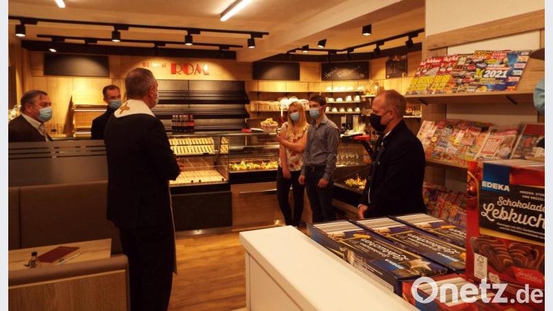 Bäckerei Rom ist der einzige Nahversorger in Kemnath – Außenaufnahme
Innenaufnahme bei der Eröffnung mit neuer Pächterin Christina Schönberger , Pfarrer Josef Irlbacher und Bgm Marcus Eichenmüller Bild: e