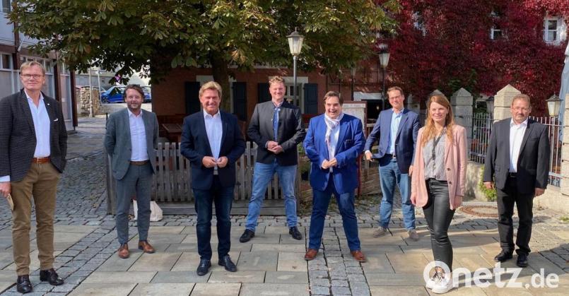 An der Diskussion in Marktredwitz nahmen teil (von links): Helmut Hagner (Leiter der Unternehmensgruppe Frey), Tobias Kastner (Hausleiter Modeerlebnishaus Frey), Landtagsabgeordneter Rainer Ludwig, Anton Blechschmidt (Marktredwitzer Goldschmiede), Sebastian Macht (Vorsitzender &quot;MAKnetisch&quot;), Thilo Tiede (Mitarbeiter MdL Ludwig), Monika Hübner (Centermanagerin KEC) und Alexander Spörl (Leiter Hagebaumarkt Marktredwitz). Bild: Sebastian Macht, MAKnetisch/exb
