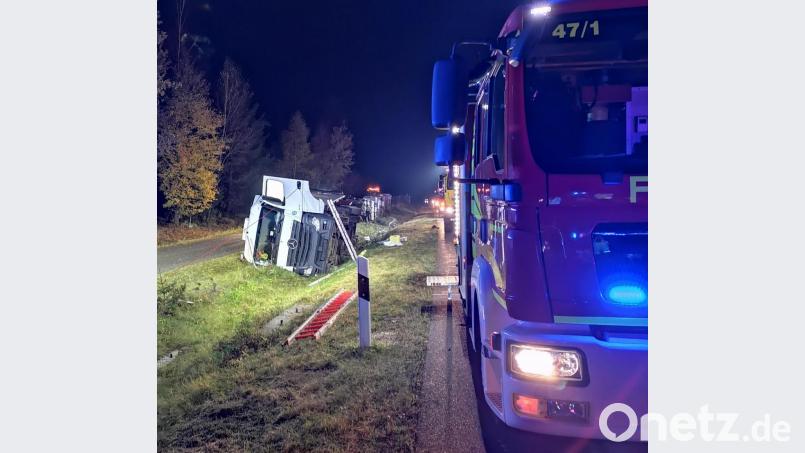 Der Lkw kippte um und landete im Straßengraben. Die Bergung des Aufliegers dauerte bis 22 Uhr. Bild: Verkehrspolizeiinspektion Amberg