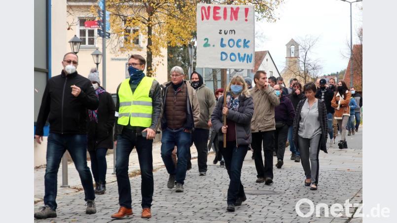 Die Teilnehmer an der Demonstration zogen durch die Hauptstraße. Michaela Schüle (mit Schild) hatte den Protest gegen die neuen Corona-Auflagen initiiert. Bild: Hirsch