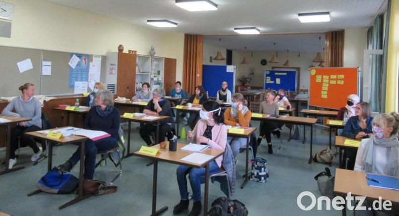 16 Studierende starteten am 13. Oktober mit der Teilzeitschule für Ernährung und Haushaltsführung. Schulleiterin Doris Eckl (vorne links) begrüßt mit den Lehrkräften die Frauen am Amt. Bild: AELF Tirschenreuth/exb