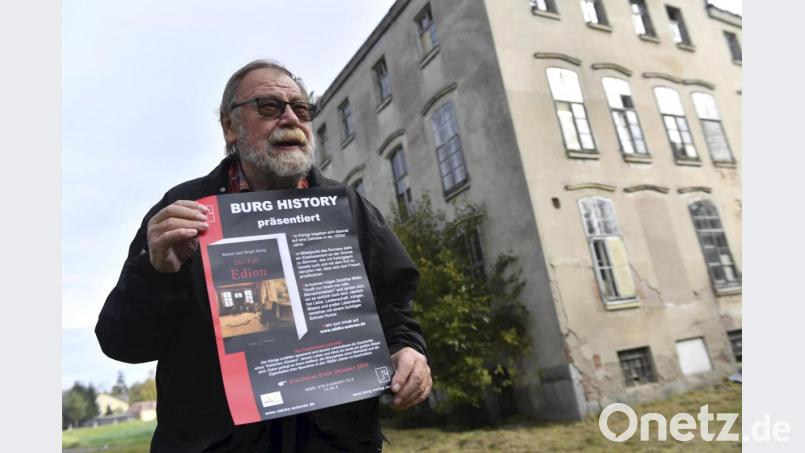 Autor Rainer König vor dem namensgebenden Gebäude seines neuen Romans, dem Edion. Bild: Florian Miedl/exb