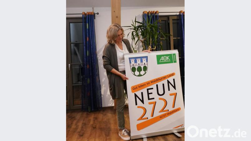 Vorerst rollt NEUN2727-Kordinatorin Doris Völkl wegen der Pandemiegefahr das Plakat zusammen. Die Gemeinde stoppt für dieses Jahr sämtliche Vorträge. Bild: fvo