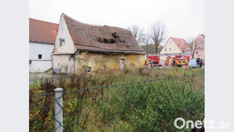 Ein gewaltiger Riss öffnete sich am Sonntag im Dach des denkmalgeschützten Häuschens in der Freyung in Neustadt. Am späteren Nachmittag versuchten die Feuerwehren, das offenbar einsturzgefährdete Gebäude zu stabilisieren. Bild: adj