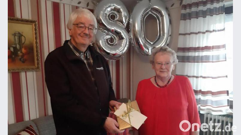 Margarete Schinner freute sich über die Glückwünsche von Zweitem Bürgermeister Franz Scharl zu ihrem 80. Geburtstag. Bild: gis