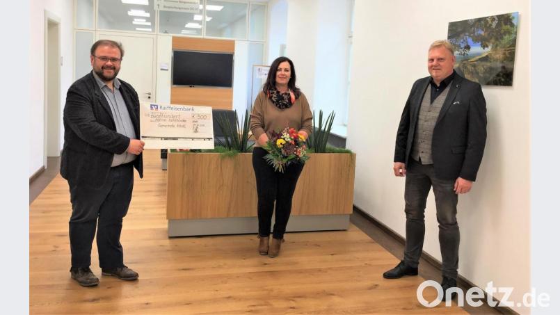 Claudia Grillmeier, Schirmherrin der Aktion Lichtblicke, nahm die Spende von Bürgermeister Hans Walter (links) und Geschäftsstellenleiter Reinhard Herr entgegen. Bild: stg