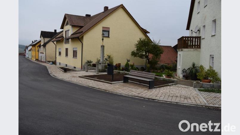 Beim Ausbau der Hofmarkstraße wurde auf die Dorfökologie ein besonderes Augenmerk gelegt. Wie hier am Dorfkreuz entstanden mehrere grüne Inseln. Bild: bnr
