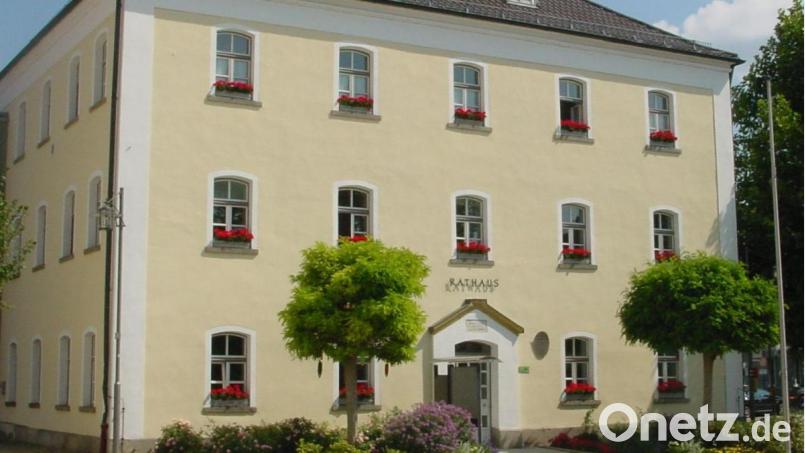 Die steigenden Covid-Infektionszahlen haben auch auf das Rathaus organisatorische Auswirkungen. Es soll aber laut Bürgermeister Richard Tischler nicht zugesperrt werden. Er vertraut darauf, dass die Bürger wie in den letzten Monaten auch via Online und Telefon ihre Anliegen vortragen und nur in dringenden Fällen persönlich kommen. Bild: hm