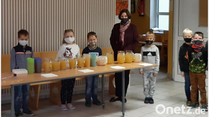 Den Saft der Äpfel des schuleigenen Baumes gab es für die Ammerthaler Grundschüler am letzten Schultag vor den Herbstferien. Bild: Andrea Konrad/exb