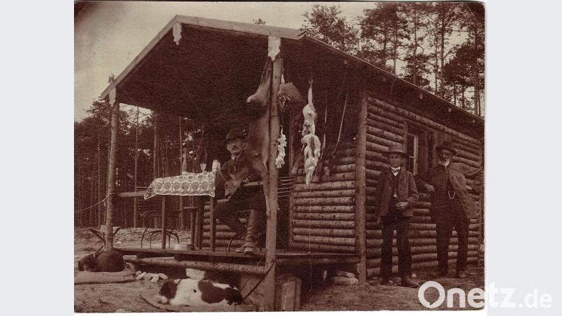 Die Blockhütte im Waldgebiet auf der Platte war Ausflugsziel dieses Jägers, der stolz seine Jagdtrophäen präsentiert. Repro: dob