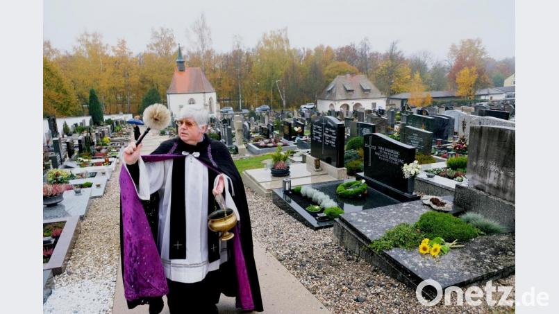 Um die Gläubigen beim Gräbergang zu Allerheiligen nicht allein zu lassen, war für Stadtpfarrer Thomas Jeschner die kirchliche Gräbersegnung allerdings ohne zeitliche Angabe und bei strömenden Regen selbstverständlich. Bild: do