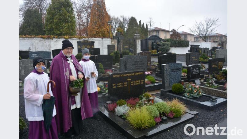 Bei strömenden Regen segnete am Sonntagvormittag Stadtpfarrer Anton Witt die Gräber. Kaplan Daniel Schmid war auf der hinteren Friedhofseite im Einsatz. Der traditionelle Gräbergang der Familien blieb jedem Einzelnen privat vorbehalten. Bild: jr