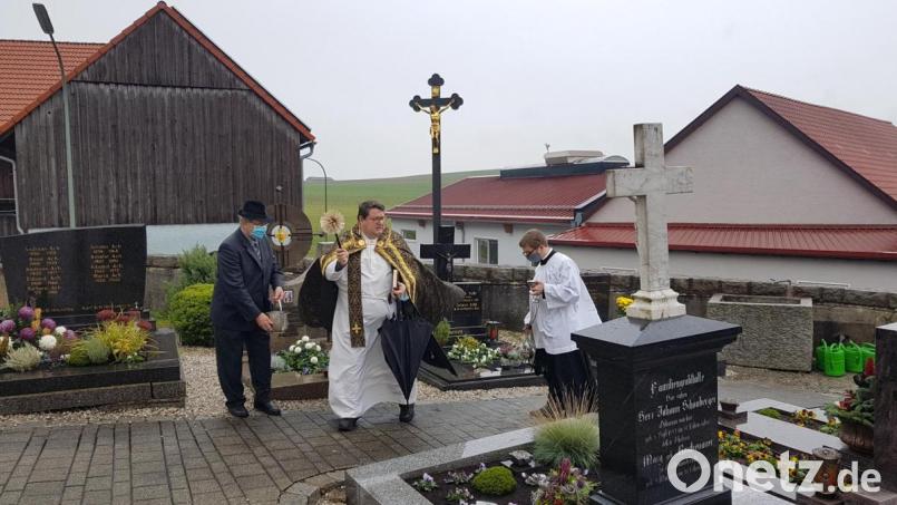 Die Gräbersegnung auf den Friedhof in Etzgersrieth nahm Pfarrer Udo Klösel zusammen mit den Theologiestudenten Michael Steinhilber vor, begleitet von Mesner Gerhard Uschold. Bild: gi