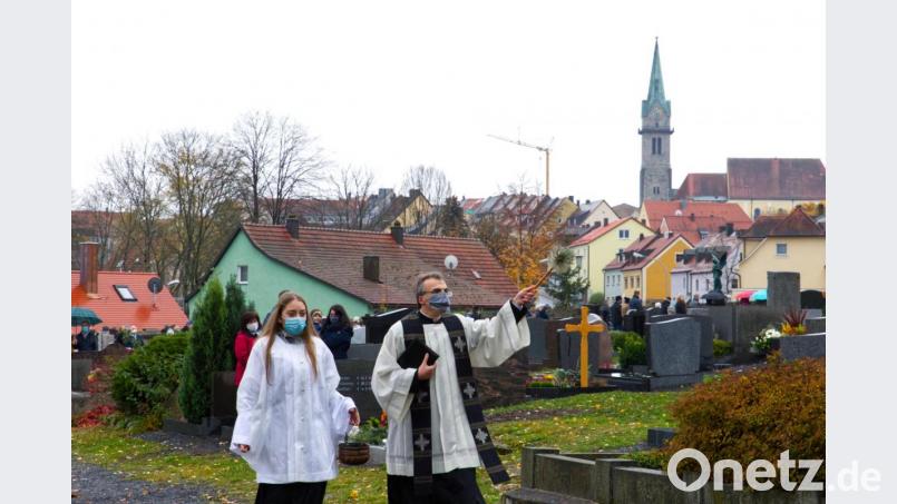 Aufgrund der Corona-Pandemie fand die Gräbersegnung auf dem Friedhof mit einer kurzen Andacht statt. Pfarrer Martin Besold segnete die Gräber. Bild: njn