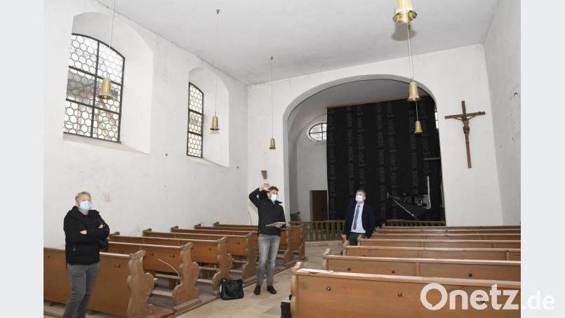 Im Inneren der Kirche erklärte Architekt Manfred Kunert (Mitte) Bürgermeister Michael Göth (rechts) und Bauleiter Markus Hofmann die Sanierungsschritte im nächsten Bauabschnitt. Bild: Petra Hartl