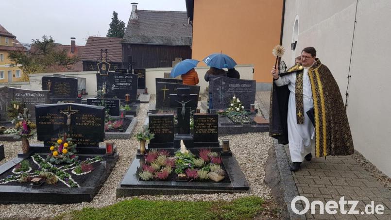 Die Gräbersegnung auf den Friedhof in Etzgersrieth nahm Pfarrer Udo Klösel zusammen mit den Theologiestudenten Michael Steinhilber vor, begleitet von Mesner Gerhard Uschold. Bild: gi