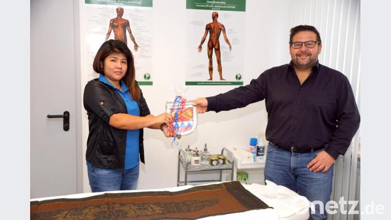 Bürgermeister Thomas Kaufmann übergab an Aranya Schütz das Gemendewappen zur Eröffnung ihrer Thai-Massage-Praxis. Bild: bkr